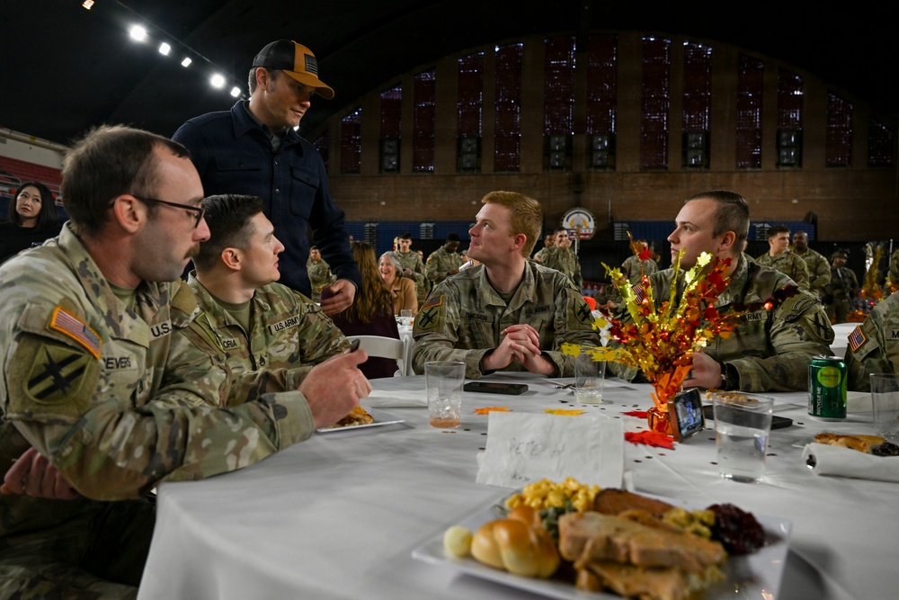 Secretary of War Serves National Guardsmen a Thanksgiving Meal