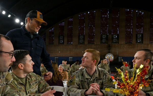 Secretary of War Serves National Guardsmen a Thanksgiving Meal
