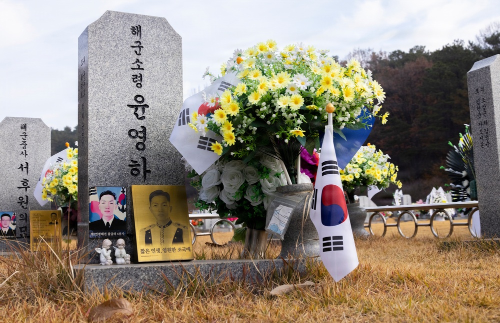 MARFORK attends a memorial ceremony for the Bombardment of Yeonpyeong