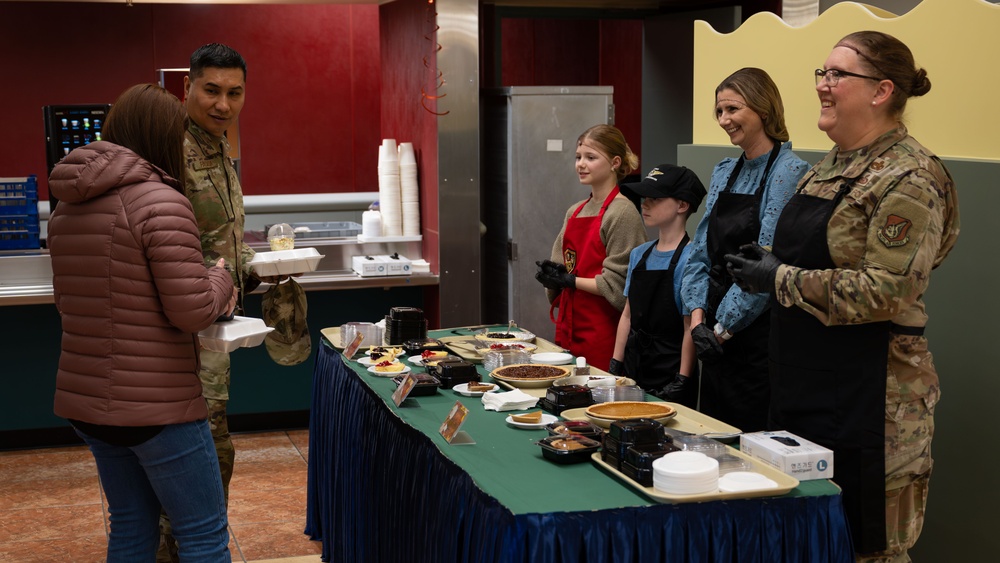 Team Osan leaders join Airmen for holiday meal