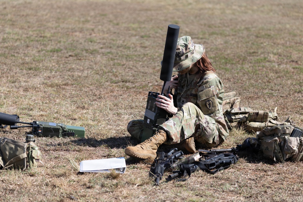 25th CAB HHC Sets up a Tactical Operations Center