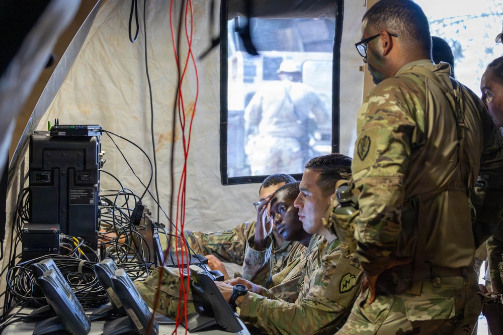 25th CAB HHC Sets up a Tactical Operations Center