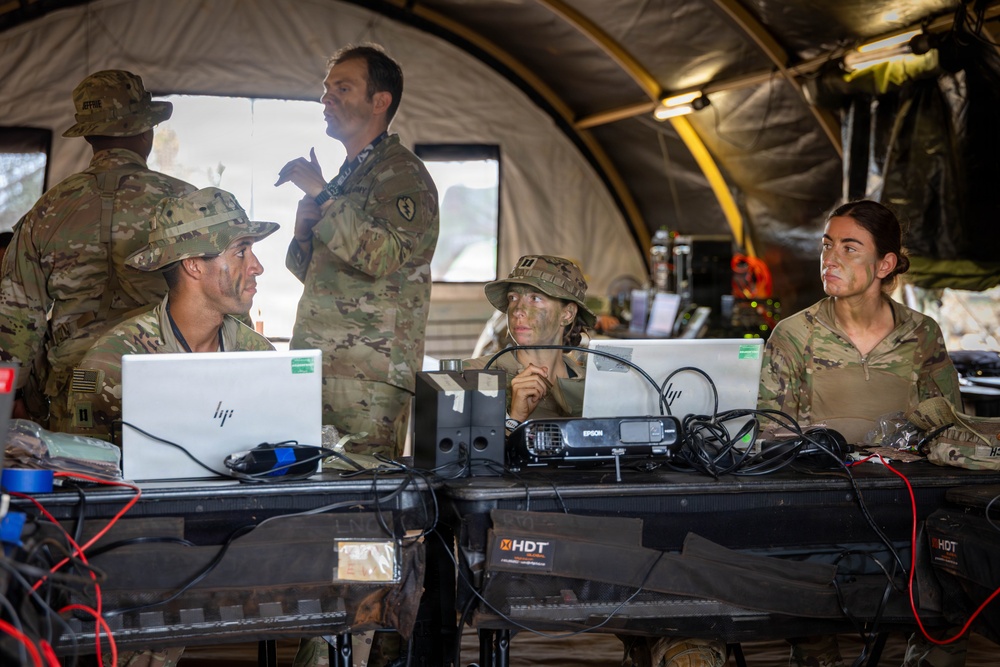 25th CAB HHC Sets up a Tactical Operations Center