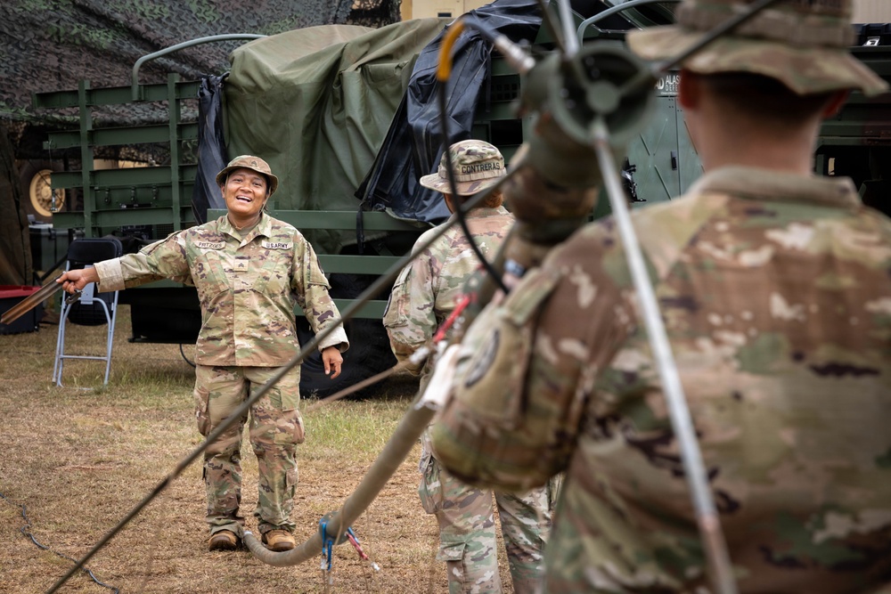 25th CAB HHC Sets up a Tactical Operations Center