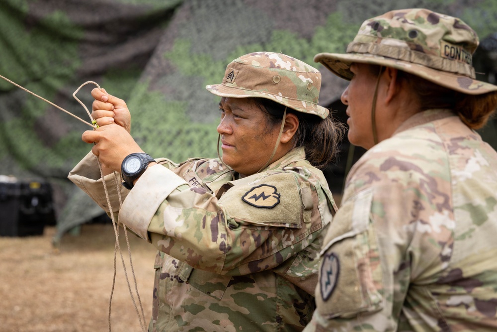 25th CAB HHC Sets up a Tactical Operations Center