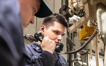 USS Mitscher (DDG 57) Sailors conduct engineering casualty drill underway