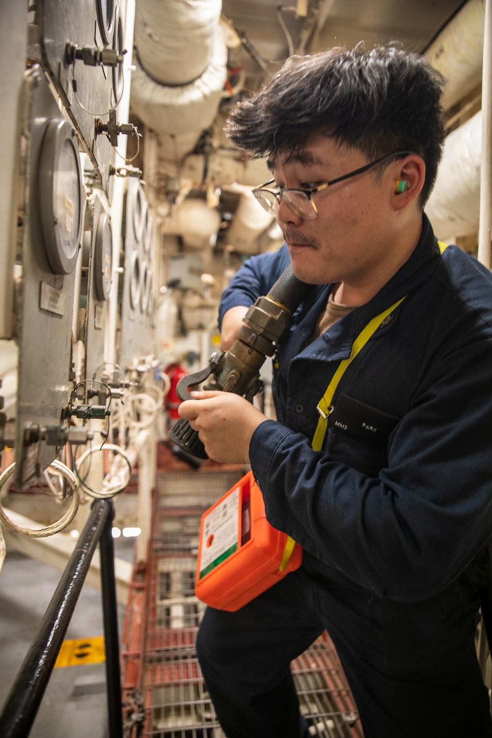 USS Mitscher (DDG 57) Sailors conduct engineering drills underway