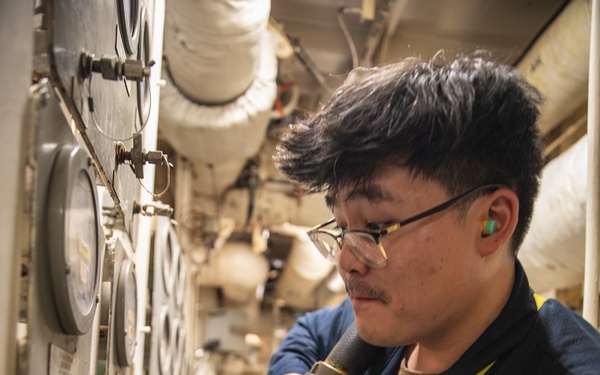 USS Mitscher (DDG 57) Sailors conduct engineering drills underway