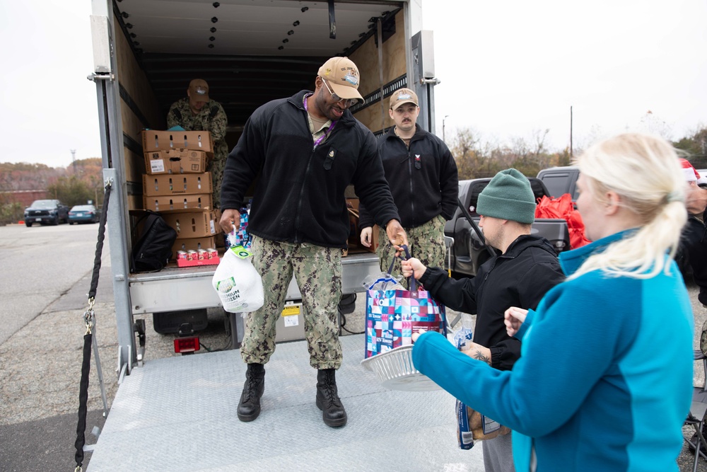 Sailors distribute meals for Thanksgiving