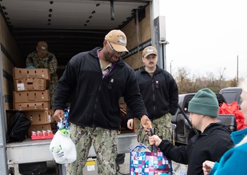 Sailors distribute meals for Thanksgiving