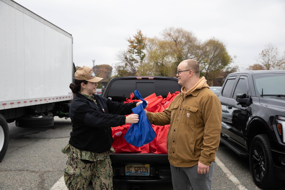 Sailors distribute meals for Thanksgiving