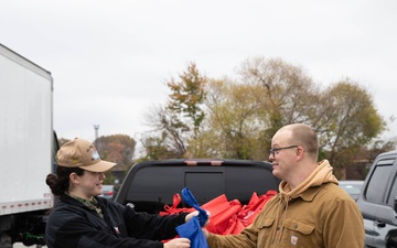 Sailors distribute meals for Thanksgiving