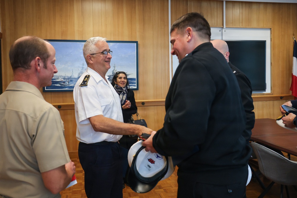 Cmdr. Joseph Phillips, commanding officer, USS Paul Ignatius (DDG 117) meets with French Navy Rear Adm. Vincent Gregoire and Capt. Pierre Suleau