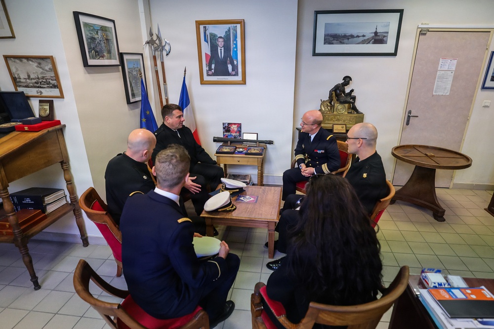 Cmdr. Joseph Phillips, commanding officer, USS Paul Ignatius (DDG 117) meets with French Navy Rear Adm. Vincent Gregoire and Capt. Pierre Suleau