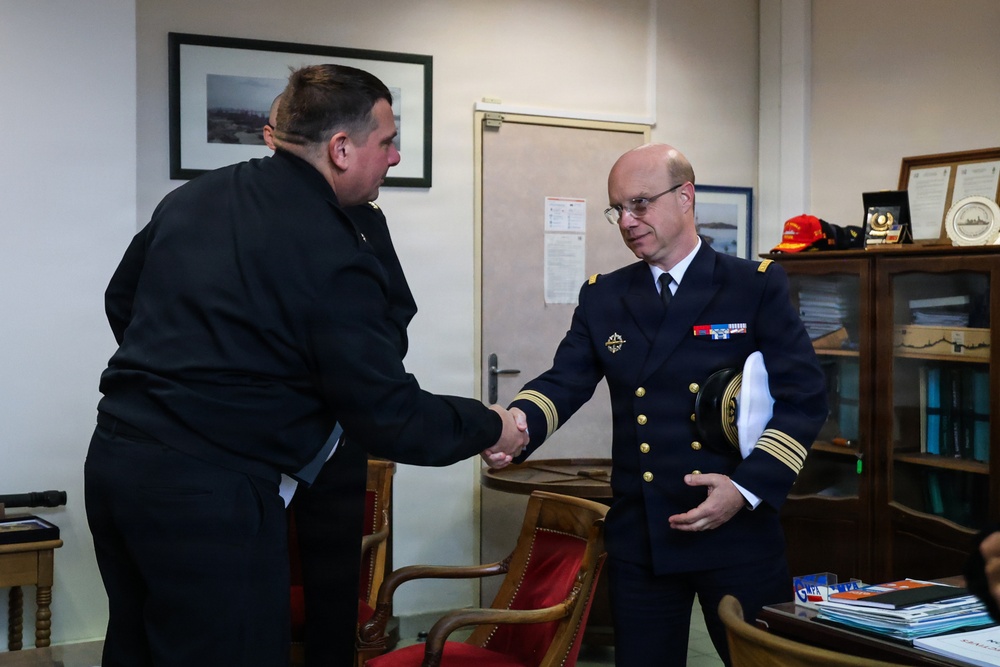 Cmdr. Joseph Phillips, commanding officer, USS Paul Ignatius (DDG 117) meets with French Navy Rear Adm. Vincent Gregoire and Capt. Pierre Suleau