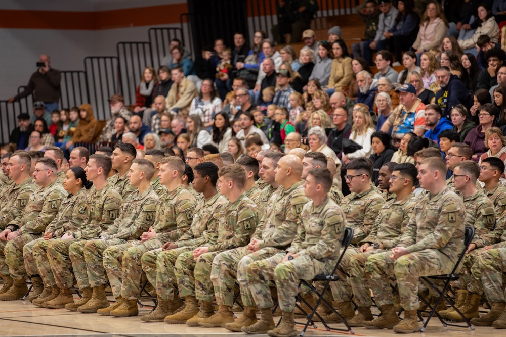 Wisconsin National Guard's 1-121 Field Artillery Regiment Departs for Deployment