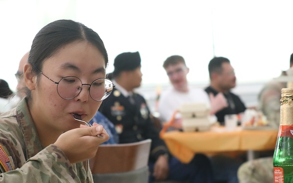 25th Infantry Division Hosts &quot;Best Mess&quot; Thanksgiving Competition