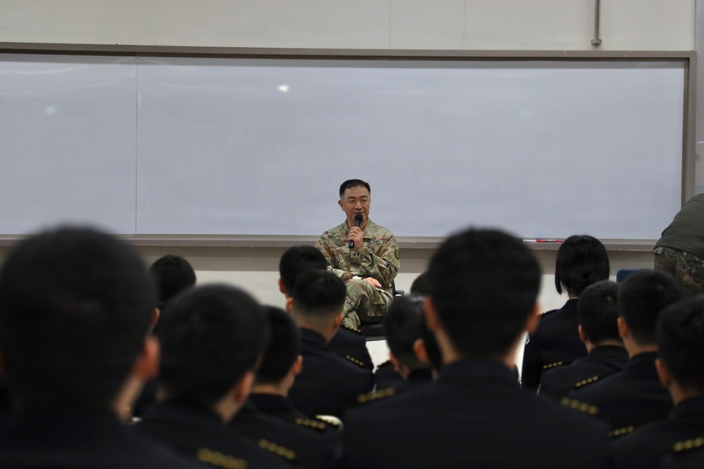 Brig. Gen Pak gives lecture to Yeungnam University ROTC cadets