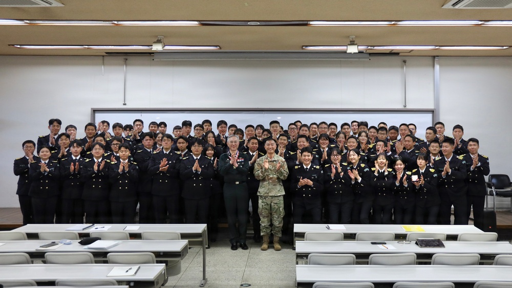Brig. Gen Pak gives lecture to Yeungnam University ROTC cadets