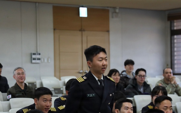 Brig. Gen Pak gives lecture to Yeungnam University ROTC cadets