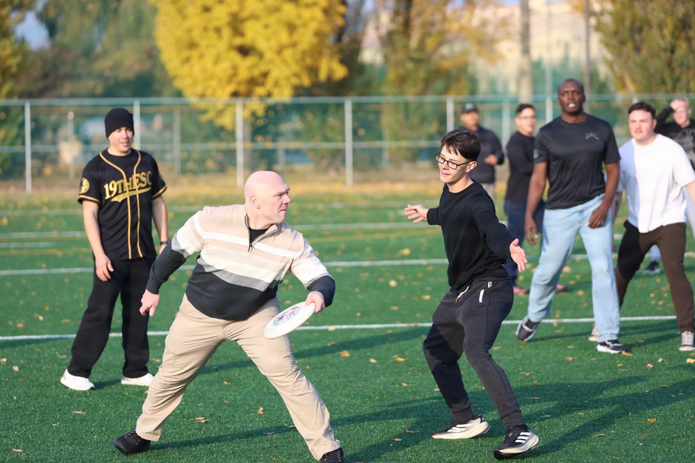 Teams face off in ultimate frisbee