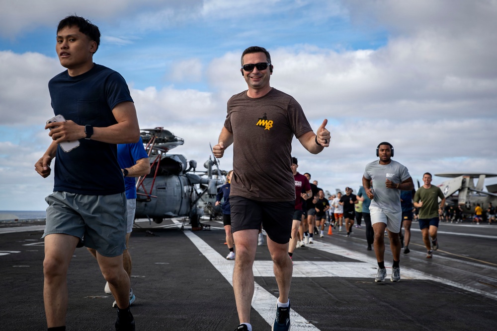 Abraham Lincoln participates in Thanksgiving 5K
