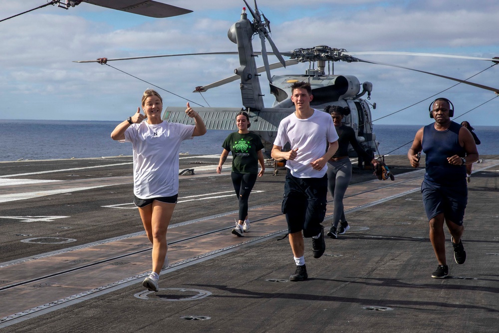 Abraham Lincoln participates in Thanksgiving 5K