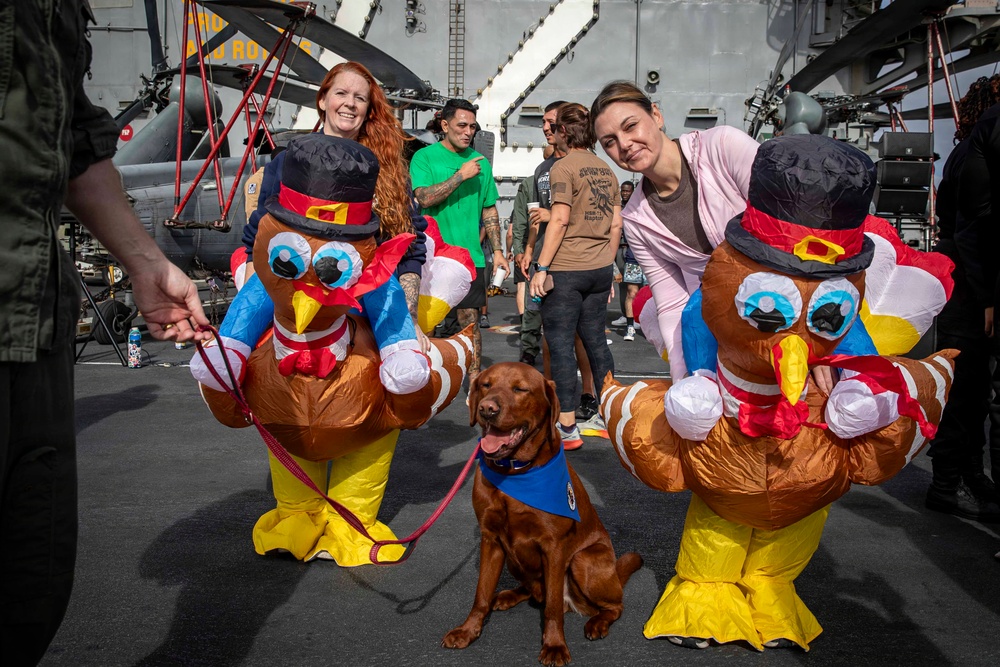 Abraham Lincoln participates in Thanksgiving 5K