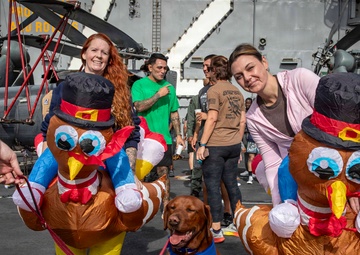 Abraham Lincoln participates in Thanksgiving 5K