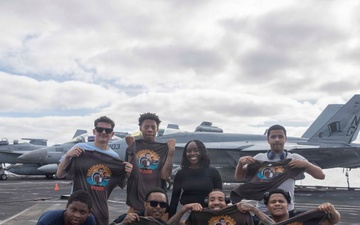 Abraham Lincoln participates in Thanksgiving 5K