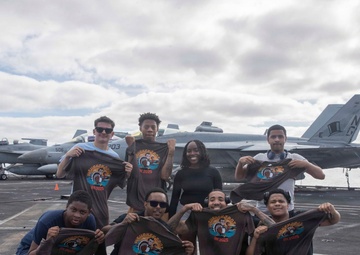 Abraham Lincoln participates in Thanksgiving 5K