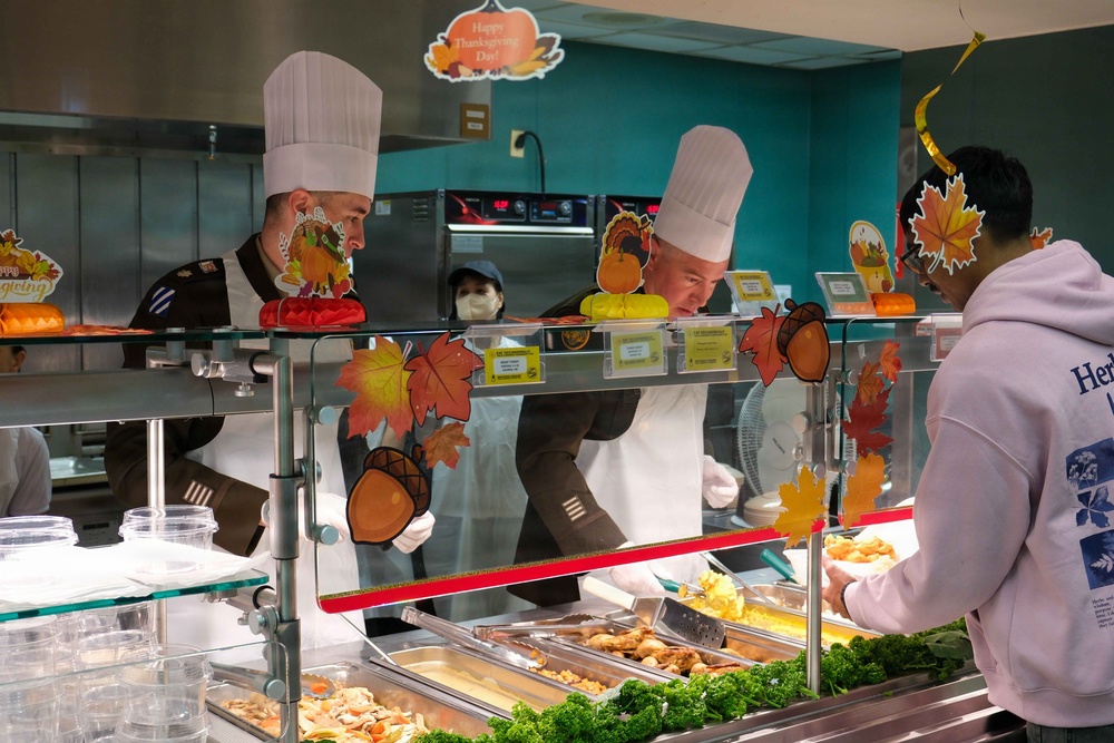 DEFAC Leadership Thanksgiving Meal serving