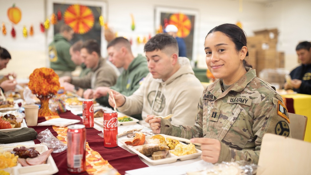 278th ACR Leadership Serves Thanksgiving Dinner