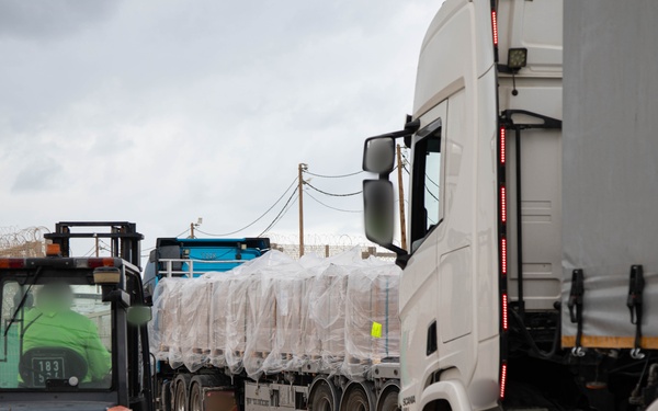 Humanitarian Aid at the Zikim Crossing