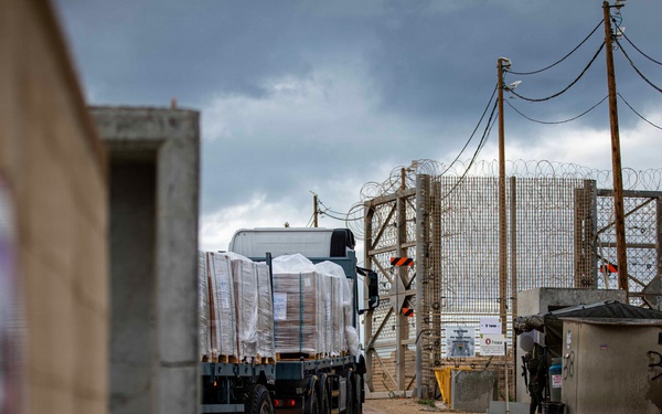 Humanitarian aid at the Zikim crossing