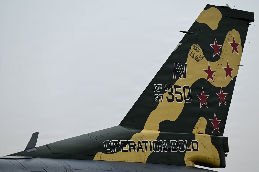 510 FS/FGS Fueled to fight with hot-pit refueling