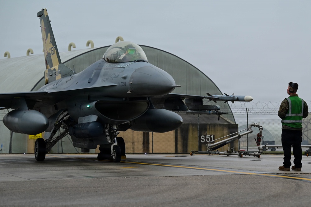 510 FS/FGS Fueled to fight with hot-pit refueling
