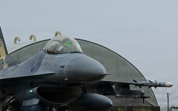 510 FS/FGS Fueled to fight with hot-pit refueling