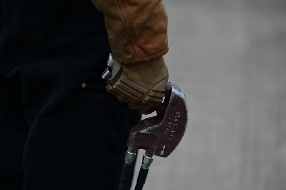 510 FS/FGS Fueled to fight with hot-pit refueling
