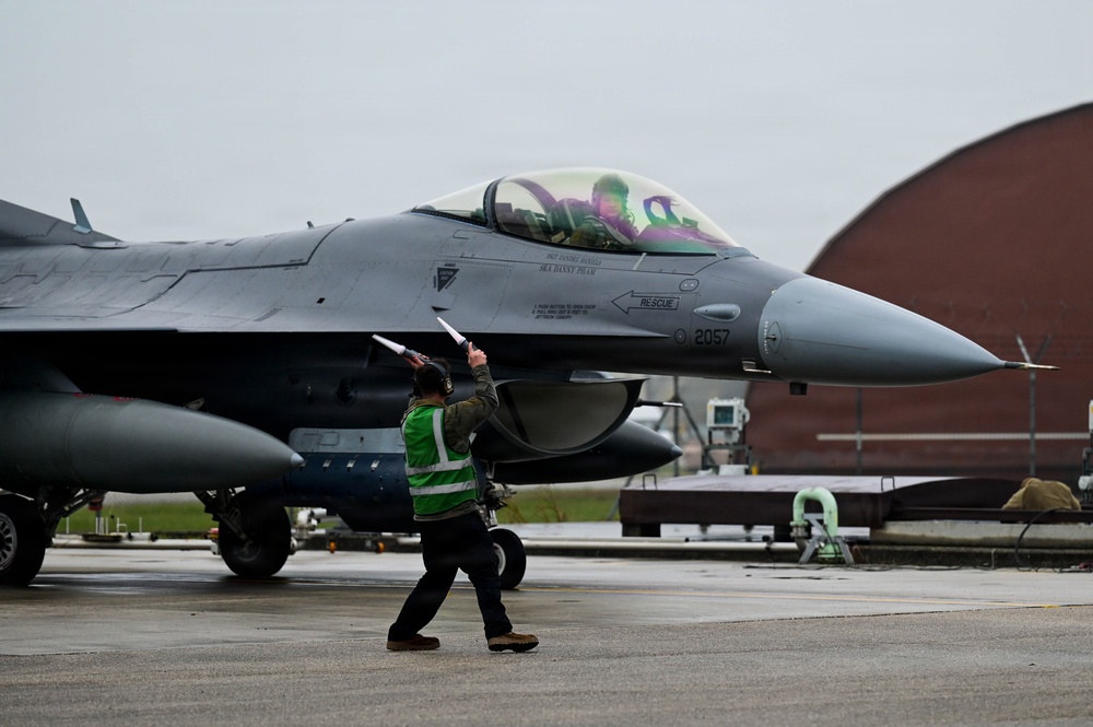510 FS/FGS Fueled to fight with hot-pit refueling