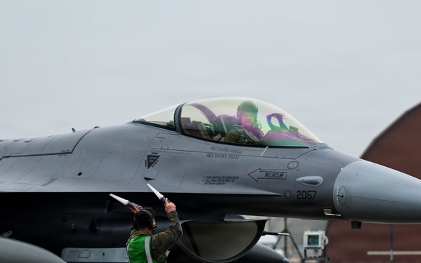 510 FS/FGS Fueled to fight with hot-pit refueling