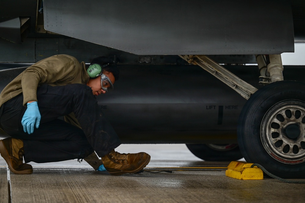 510 FS/FGS Fueled to fight with hot-pit refueling