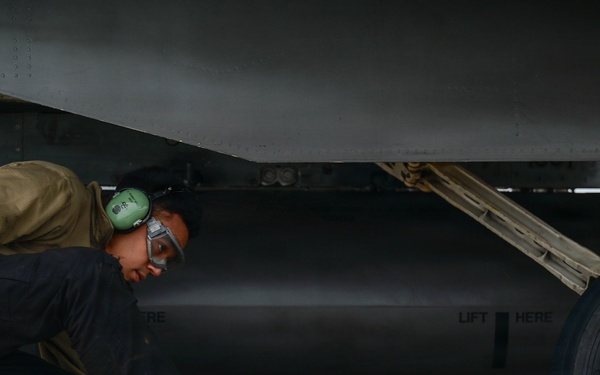 510 FS/FGS Fueled to fight with hot-pit refueling