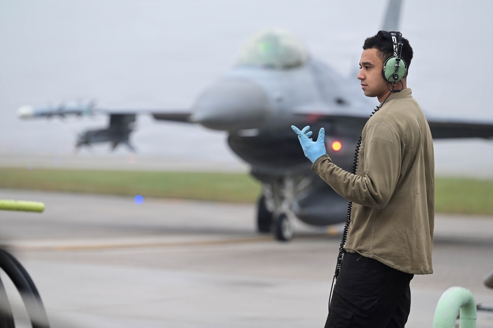 510 FS/FGS Fueled to fight with hot-pit refueling