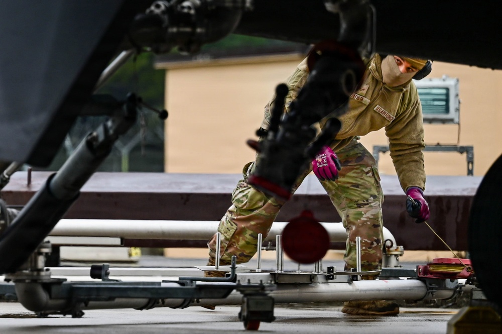 510 FS/FGS Fueled to fight with hot-pit refueling