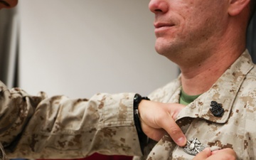 TF 51/5th MEB Sailor receives Fleet Marine Force pin