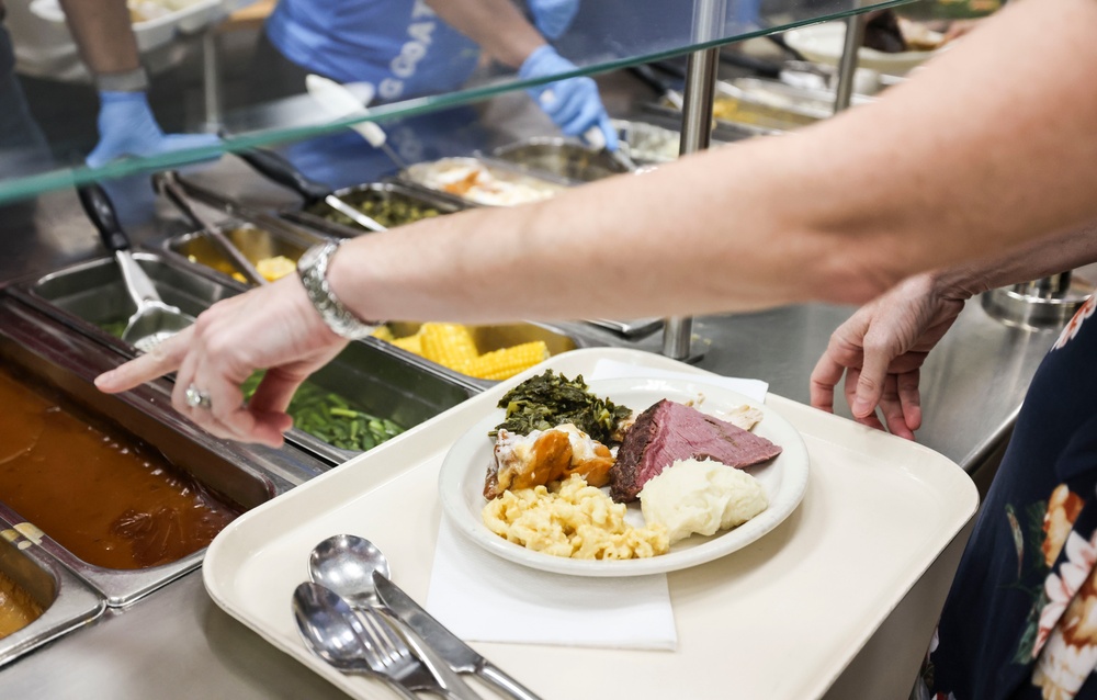 TF 51/5th MEB commanding general receives Thanksgiving meal at NSA Bahrain galley