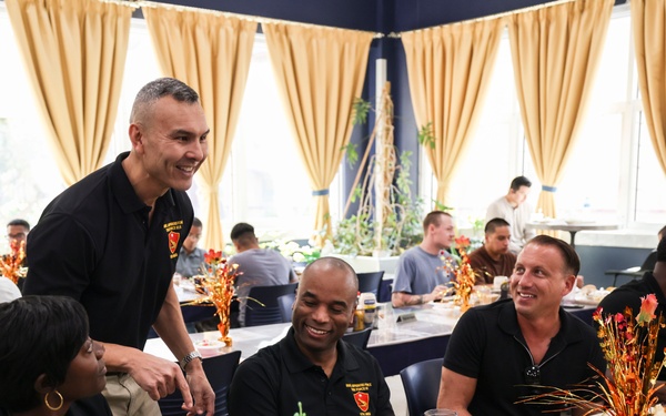 TF 51/5th MEB commanding general receives Thanksgiving meal at NSA Bahrain galley
