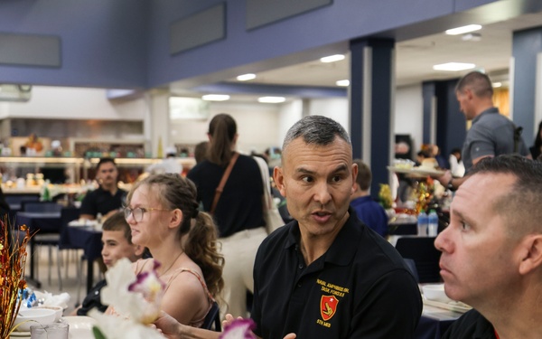 TF 51/5th MEB commanding general receives Thanksgiving meal at NSA Bahrain galley