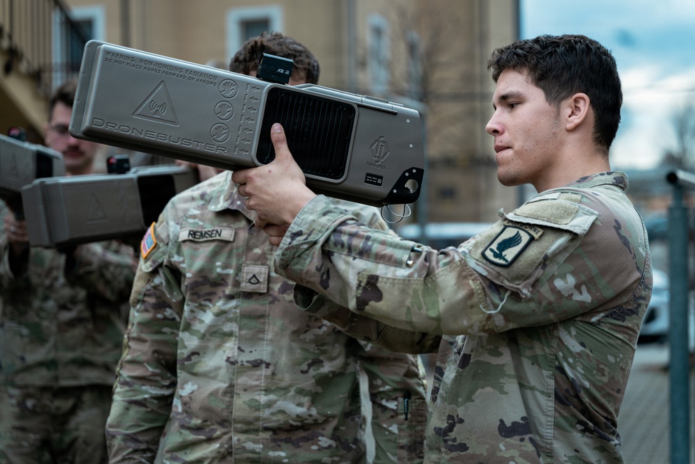 173rd Airborne Paratroopers Learn to “Bust” Drone Threats in C-UAS Class